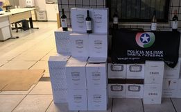 PM apreende quase 500 garrafas de vinho contrabandeadas em Dionísio Cerqueira