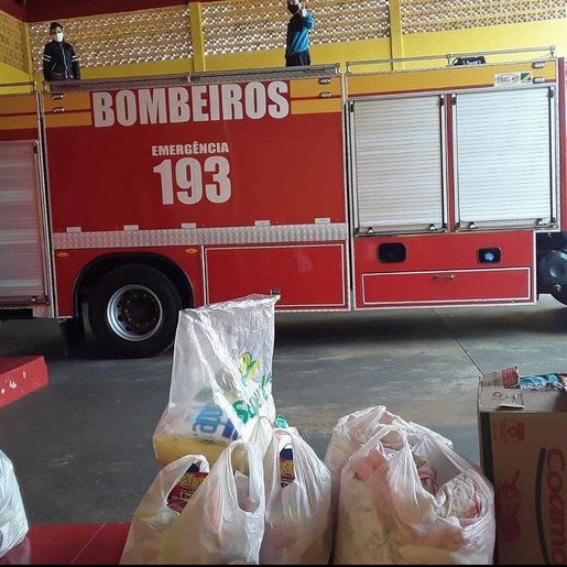 Catequizandos do interior entregam cestas básicas com Bombeiro Comunitário 