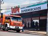 Bombeiros trabalham no rescaldo do incêndio no Super Vipi Center