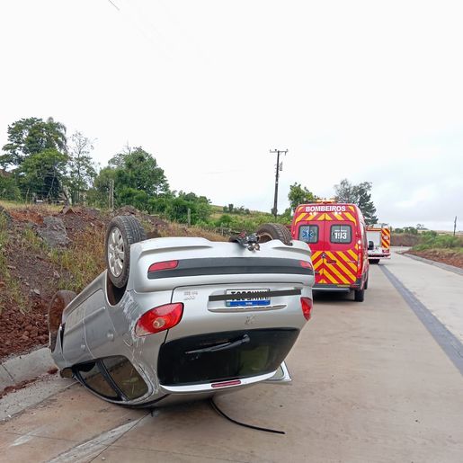 Condutor perde controle e capota veículo na SC-305