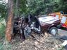 Carro fica destruído após colisão contra árvore na SC-305, em Guaraciaba