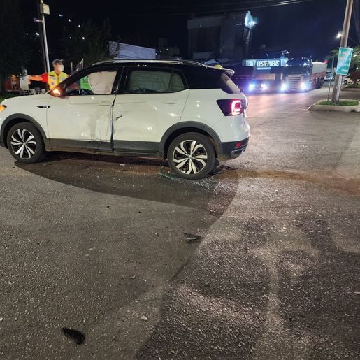 Jovem fica ferido em colisão entre carro e moto no centro de Itapiranga