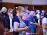 Com igreja cheia, fiéis acompanham celebração de Finados do lado de fora