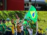 VÍDEO: Dezenas de pessoas participam de ato em frente ao 14º RCMec