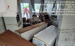 Moradora escapa pela janela após muro cair na casa dela em Maravilha