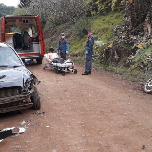 Colisão entre carro e motocicleta deixa homem ferido no interior