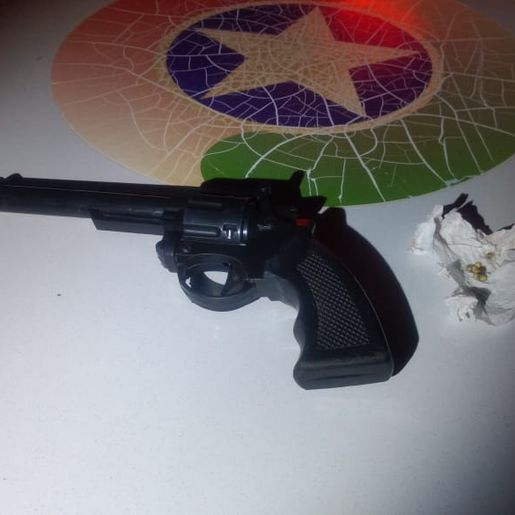 PM apreende sementes de maconha e simulacro de arma em abordagem