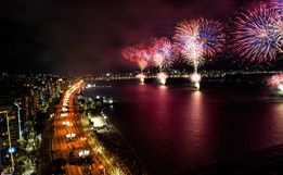 Florianópolis tem espetáculo de fogos na Beira-Mar Norte e cascata de luzes na ponte; veja