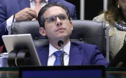 Motta encerra sessão e chama reunião de líderes após oposição ocupar plenário da Câmara
