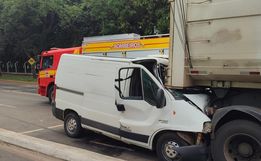 Idoso fica ferido em colisão traseira entre van e carreta em Maravilha