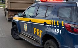 PRF flagra caminhões com excesso de peso na BR-282
