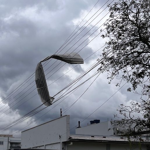 Temporal destrói galpão e interdita rua em São Miguel do Oeste