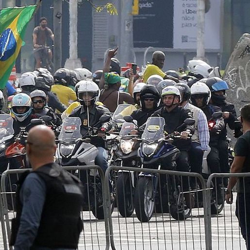 Bolsonaro participa de ato com apoiadores no Rio de Janeiro