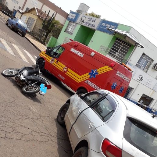 Mulher fica ferida em colisão entre carro e moto no centro 