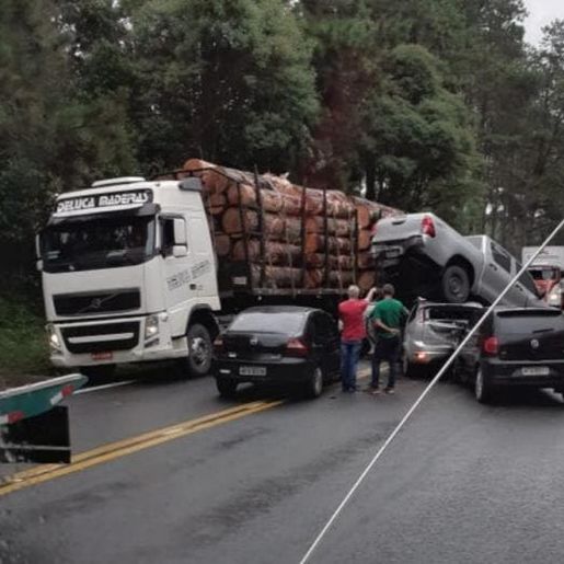 Caminhonete fica sobre carro após acidente na BR-470 em SC