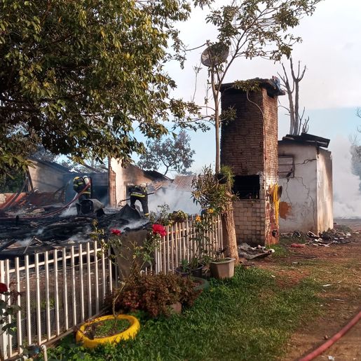 Família realiza campanha para reconstruir casa destruída por incêndio