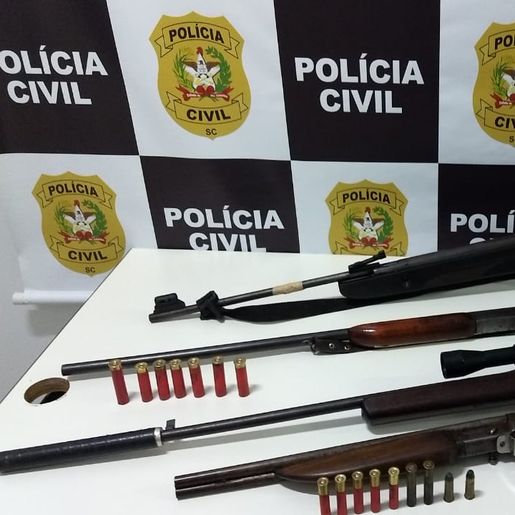 Duas pessoas são presas e quatro armas apreendidas pela Polícia Civil na comarca de Descanso