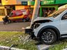 VÍDEO: Motorista colide com o carro em poste no centro de São Miguel do Oeste