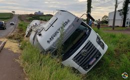 Caminhão sai da pista e tomba às margens da SC 163, em Iporã do Oeste