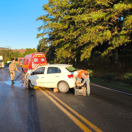 Veículos colidem na SC-157 e motorista fica ferida