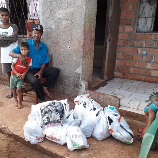 Moradores atendem pedido de avô e fazem doações à família
