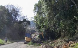 São José do Cedro realiza ação de limpeza e manutenção de sarjetas entre Padre Réus e Mariflor
