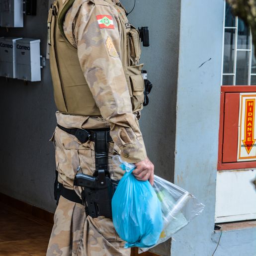 PM aborda usuário com drogas e prende três suspeitos de tráfico no centro de SMOeste