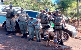  Crianças recebem fardamento da PM e cesta de Natal em São Lourenço do Oeste