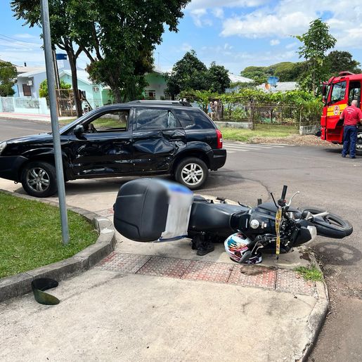 Motociclista sofre ferimento na cabeça após colisão contra veículo em SMO