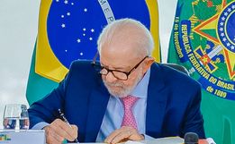 Lula sanciona lei que proíbe celulares em escolas públicas e particulares do Brasil