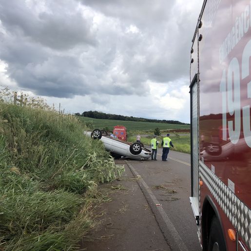 Motorista sofre escoriações em capotamento na SC-160 