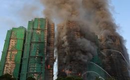 Sobe para 65 o número de mortos em incêndio em complexo de arranha-céus em Hong Kong