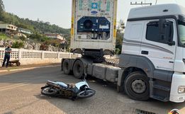 Mulher fica ferida ao colidir motocicleta em carreta em Itapiranga