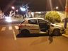 Colisão com poste deixa mulher ferida no centro 