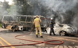 Micro ônibus escolar e carro pegam fogo após colisão na BR-280