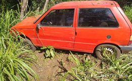 Motorista perde controle da direção e sai da pista 