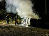 Após colidir em árvore, Amarok fica destruída pelo fogo em São Miguel do Oeste