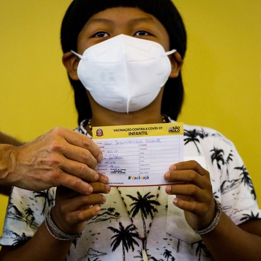 Indígena de 8 anos é a 1ª criança vacinada contra Covid no Brasil