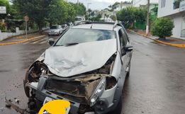 Motorista colide com o carro no centro de São José do Cedro