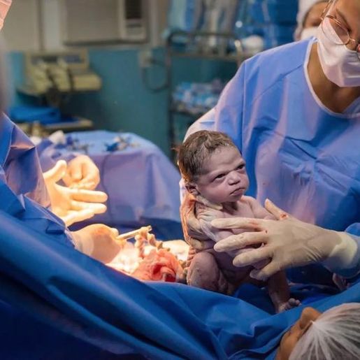 Fotos de bebê que nasceu com cara emburrada fazem sucesso 
