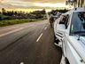 VÍDEO: Para não colidir em carro, condutor desvia e colide em poste