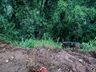Queda de caminhão em barranco deixa feridos em Bandeirante