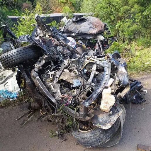 Quem eram os 4 familiares mortos em acidente com carro esmagado por carreta em SC
