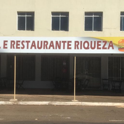 Hotel e Restaurante Riqueza doa lanches para caminhoneiros que passam pela região