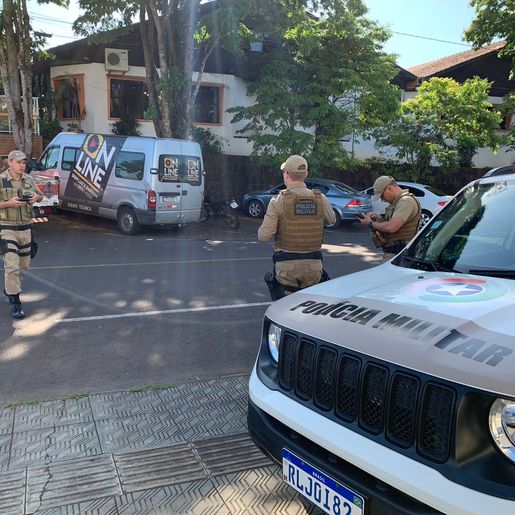 Motociclista é arremessado contra van em colisão em SMOeste 