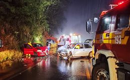 Acidente entre carros e caminhão deixa um ferido na BR 282, em Maravilha 