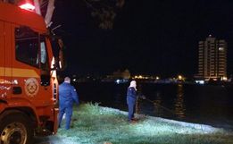 Mulher dopa filho de sete anos com remédios e joga corpo do menino em rio
