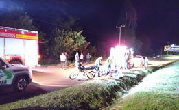 Colisão traseira entre camionete e moto deixa duas pessoas feridas na BR-163