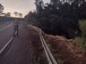 Caminhão carregado de arroz sai da pista e cai em ribanceira em Romelândia