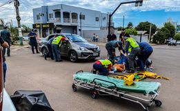 VÍDEO: Colisão entre carro e moto deixa jovem ferida em São Miguel do Oeste